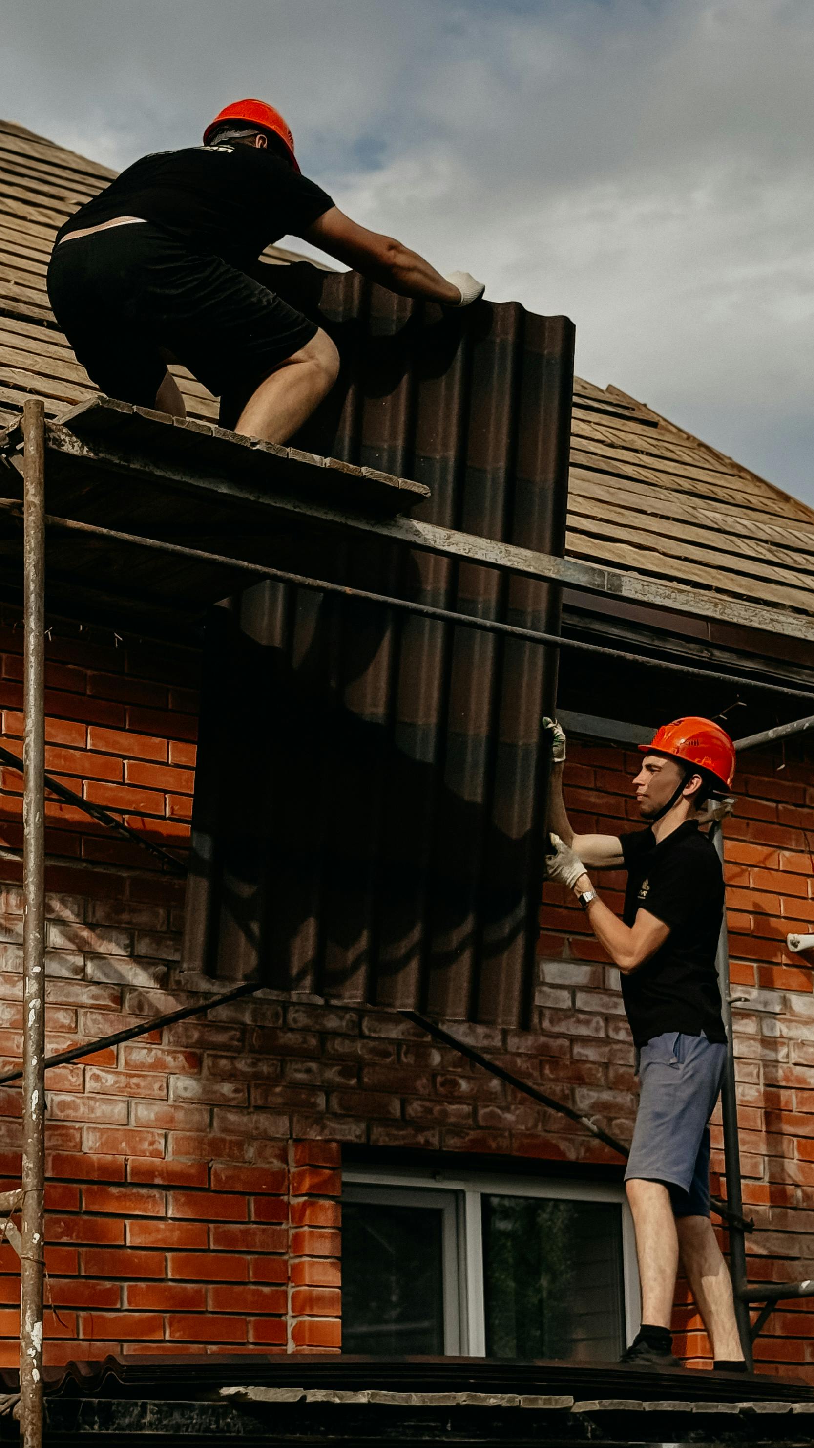 Het team van Delta Dakwerken aan het werk op een dak