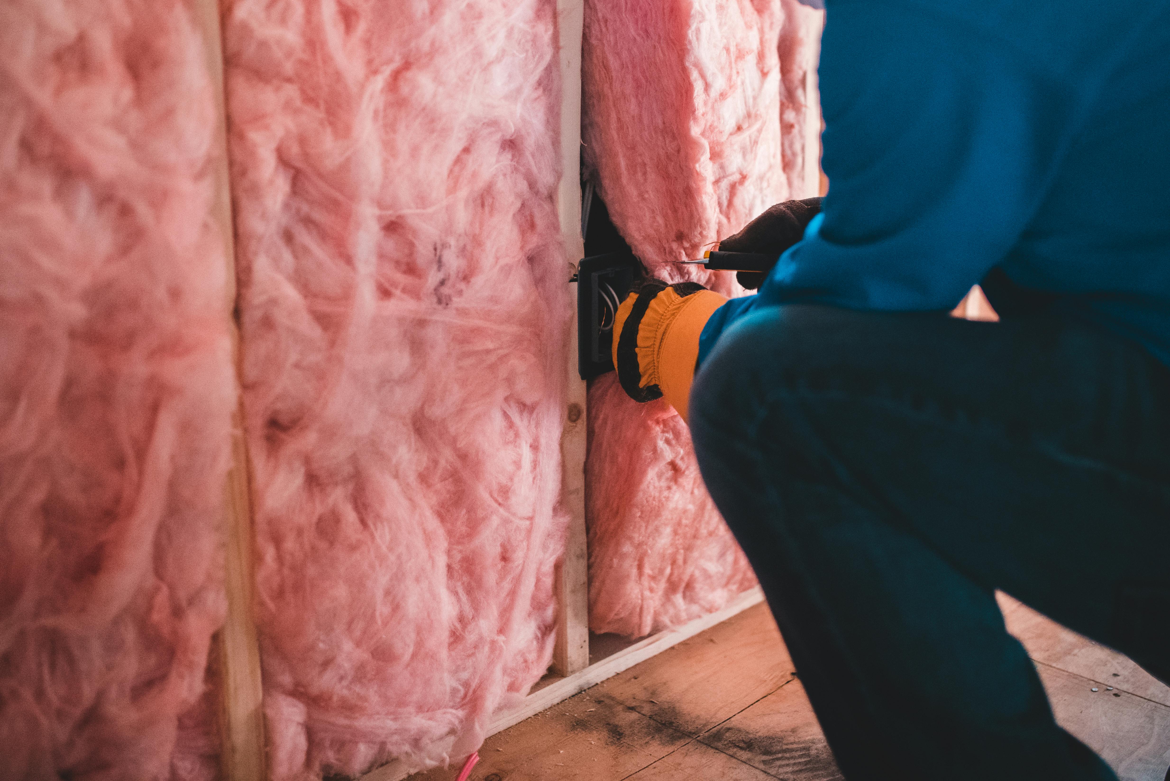 Installatie van dakisolatie materiaal